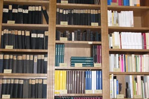 Zahlreiche B&uuml;cher, Urkunden und Karten geh&ouml;ren zum Fundus des Heimatverein Ostbevern