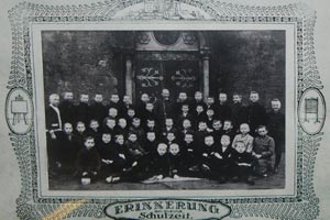 Geburtsjahrgang 1912/1913 vor dem Hauptportal der Ambrosius Grundschule