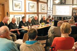 Die Laienschauspieler der Niederdeutschen B�hnen M�nster begeisterten die Zuh�rer im Heimathaus. Foto: Reinker