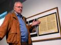 Ist nicht nur auf eine Kopie der deutschen Abschrift der Unabh�ngigkeitserkl�rung stolz: Werner Schubert freut sich �ber den gro�en Erfolg seiner Auswanderer-Ausstellung.