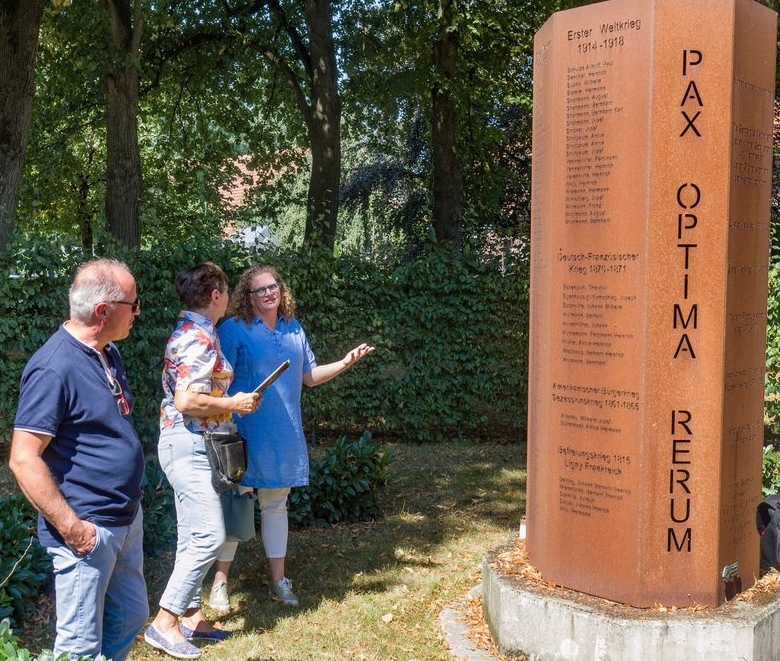 Mit Gästeführerin Marianne Pottebaum an der Gedenkstätte auf dem Alten Friedhof