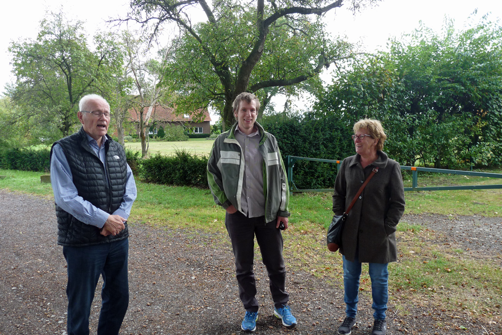 Tom Nolte und seine Mutter mit Werner Schubert in der Nhe der Hofstelle