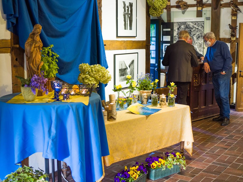 Liebevoll dekorierten Altar in den Farben der ukrainischen Flagge
