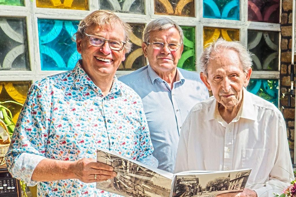 Klaus Brandes, Franz-Josef Elberich und Aloys Pohlmann (v.l.) freuen sich über den Erfolg des Buches „Mein Ostbevern“