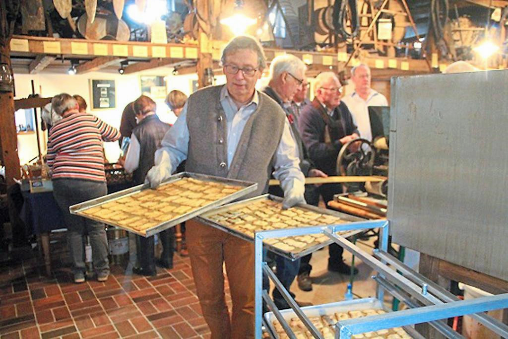 Statt heiß und fettig hieß es im Heimathaus beim Spekulatiusbacken heiß und knusprig