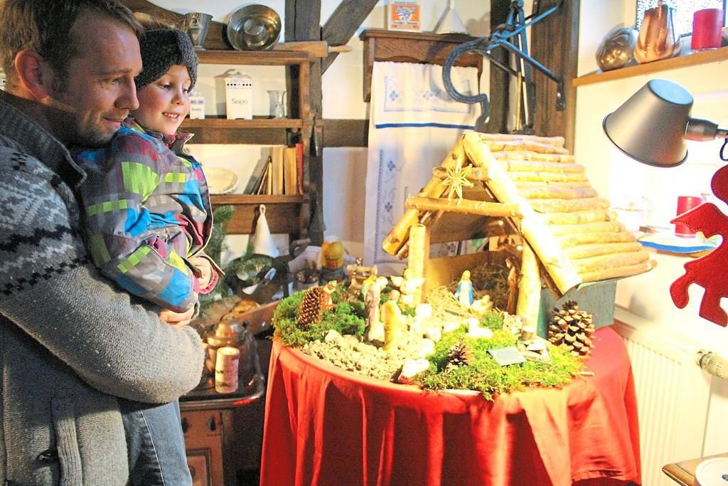 Jung und Alt bestaunten die beim „Krippkes kieken“ ausgestellten Darstellungen der Szenerie rund um Jesu Geburt. Foto: Anne Reinker
